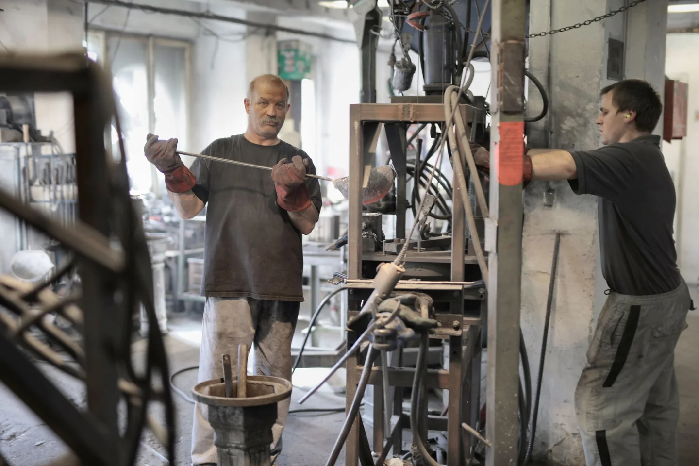 Mitarbeiter arbeiten gemeinsam an einem Produktionsprozess